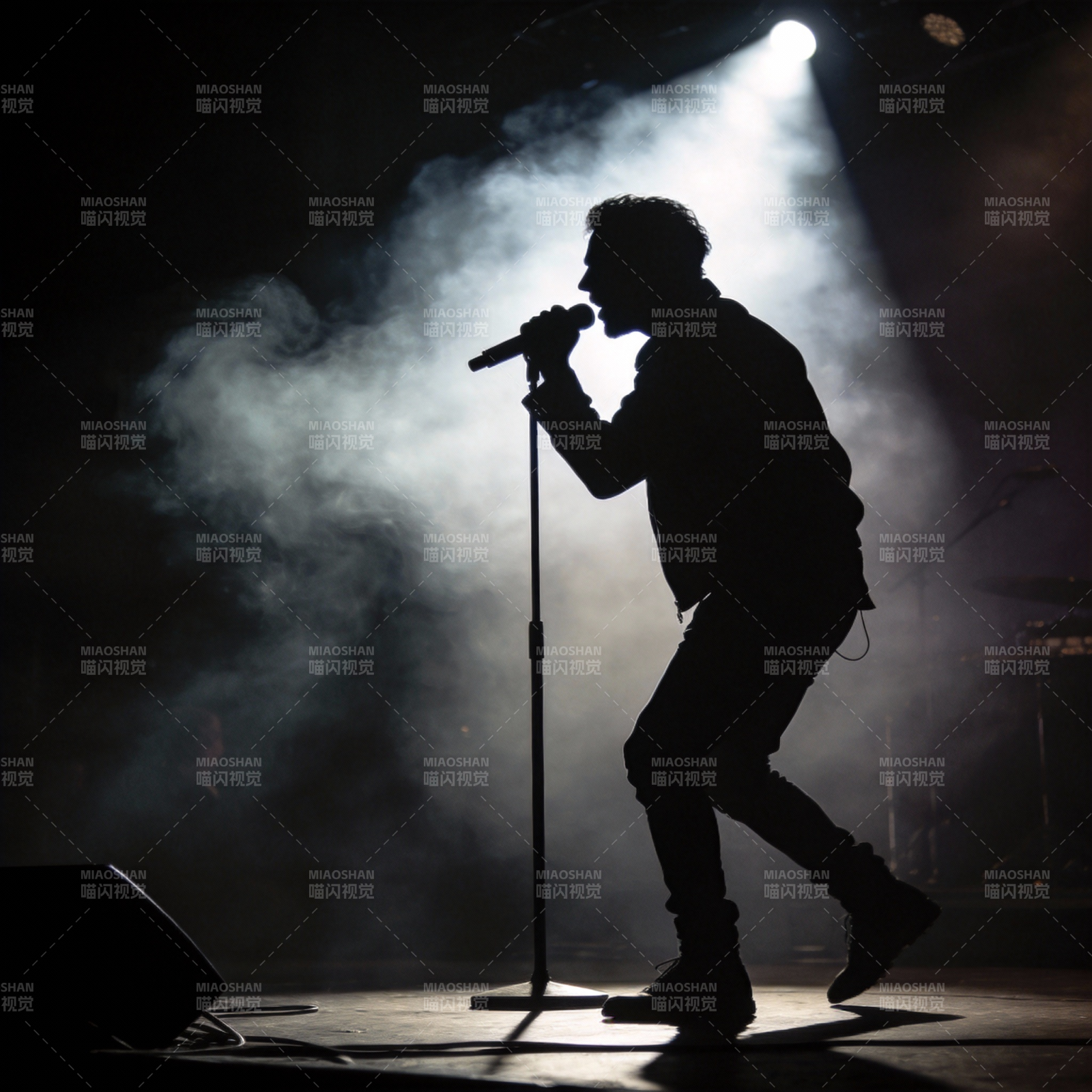 舞台上的歌者剪影图片
