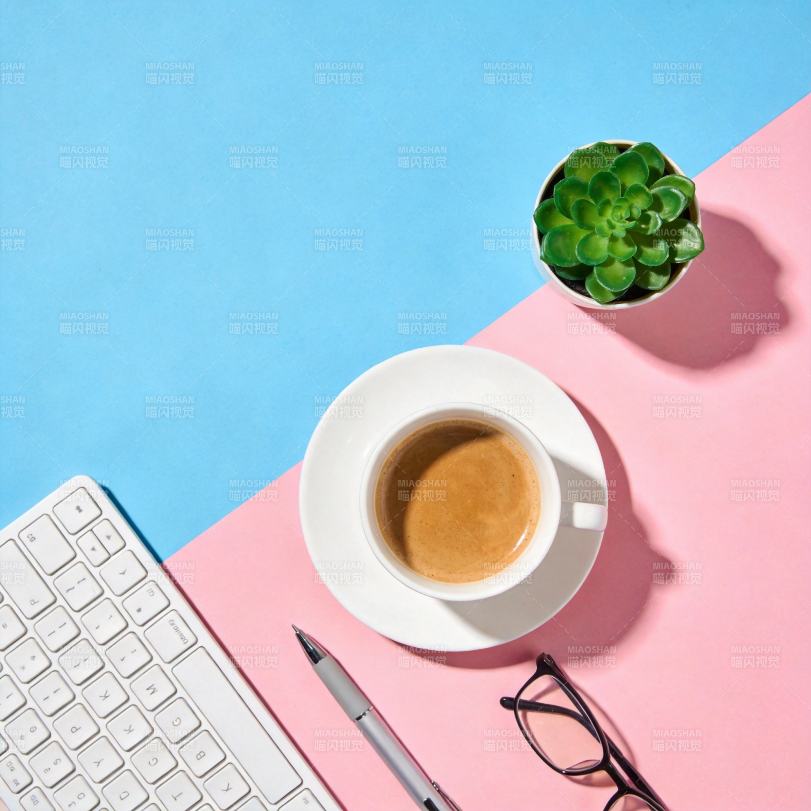办公桌上的咖啡时光图片