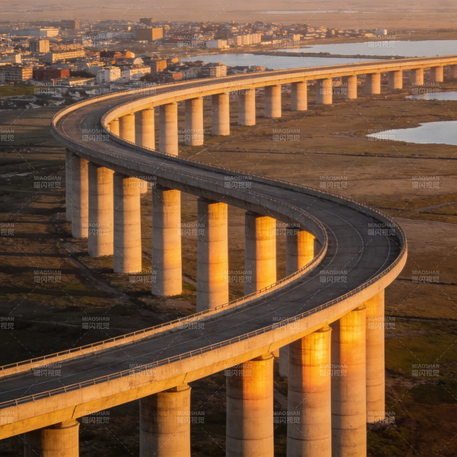 曲桥映日 城市在望图片