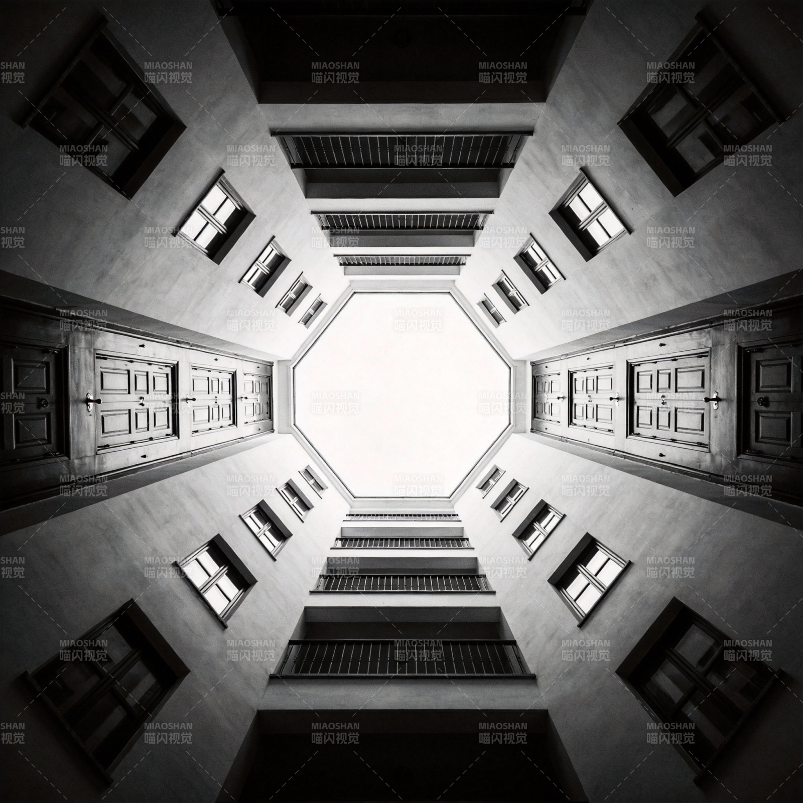 仰望天井的几何之美图片