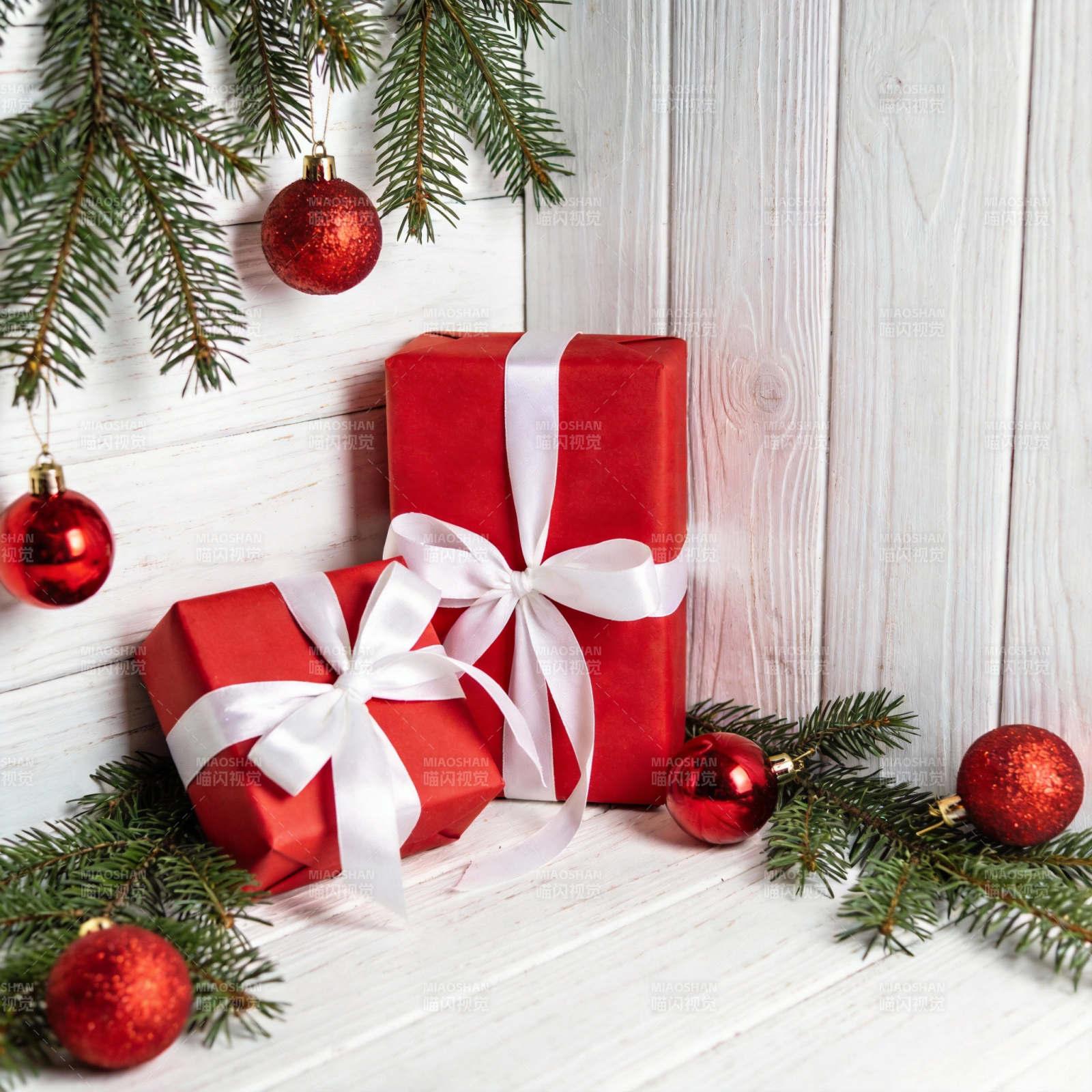 圣诞礼盒与红球装饰图片
