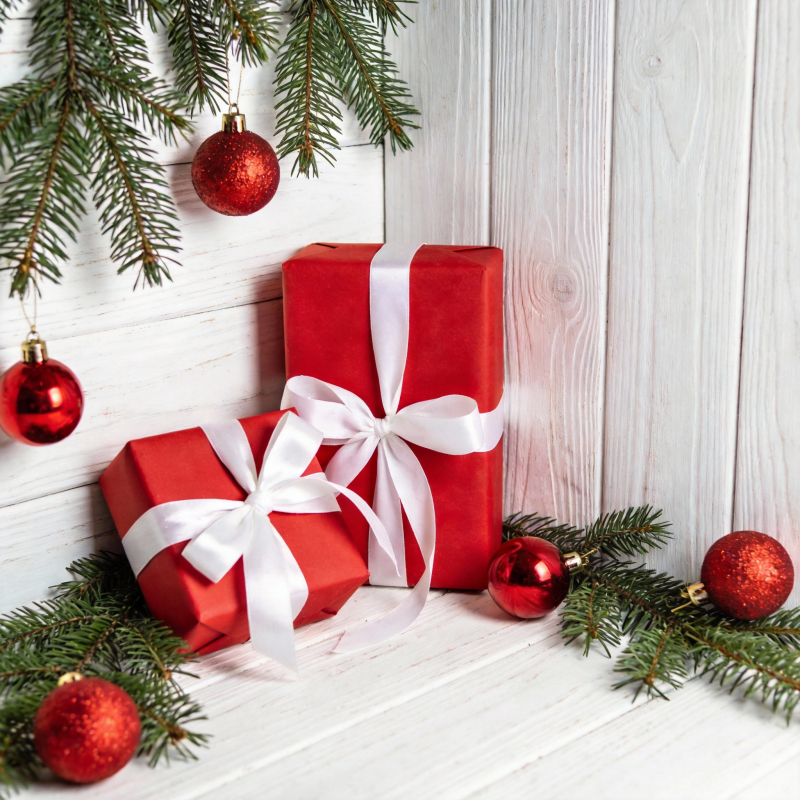 圣诞礼盒与红球装饰图片