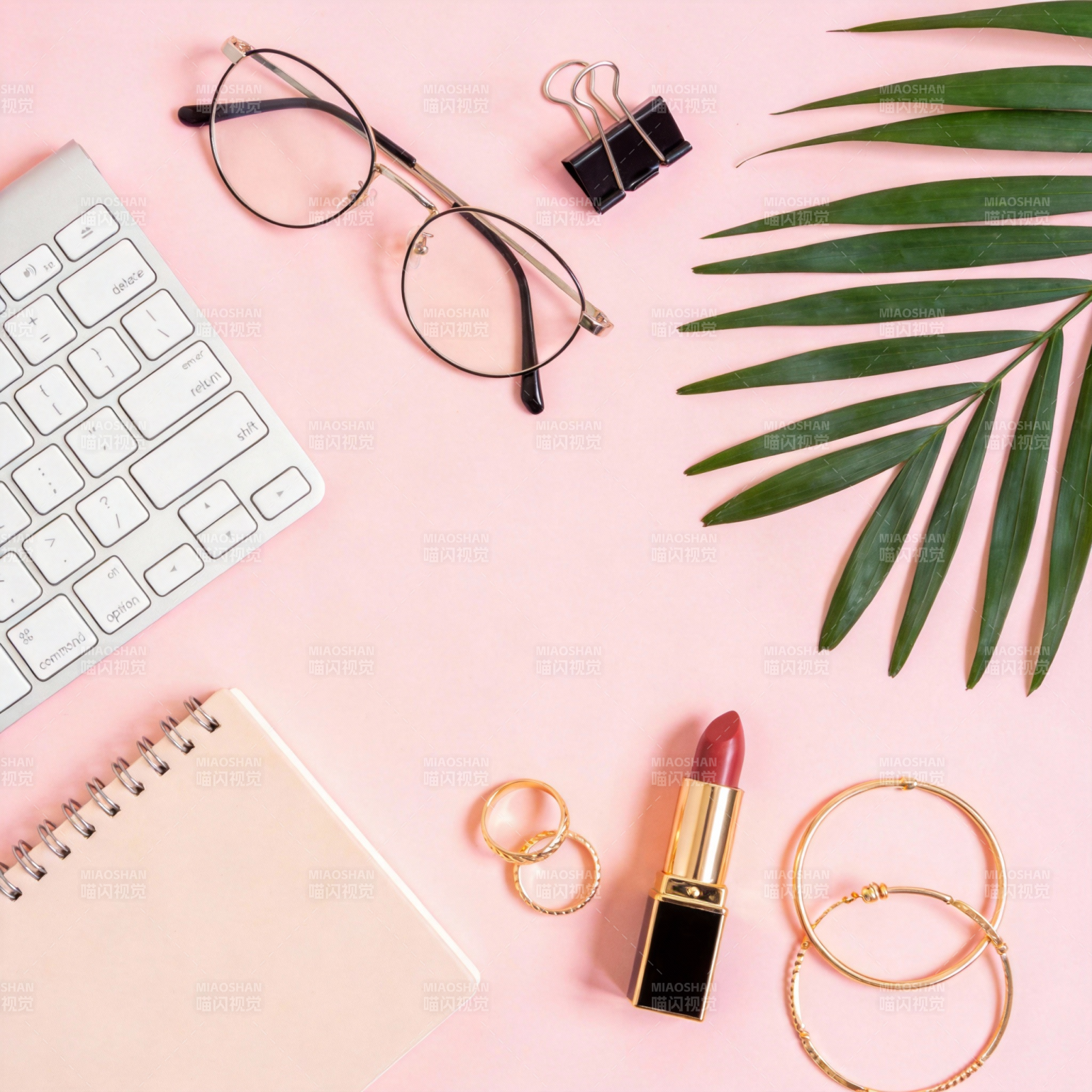 粉色桌面小物拼贴图片
