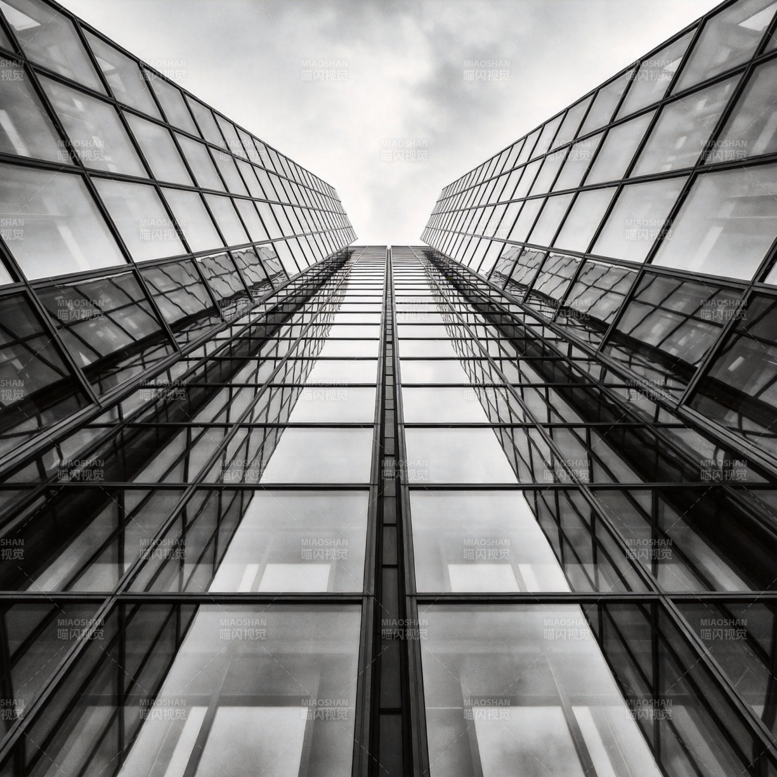 玻璃幕墙的天空之吻图片