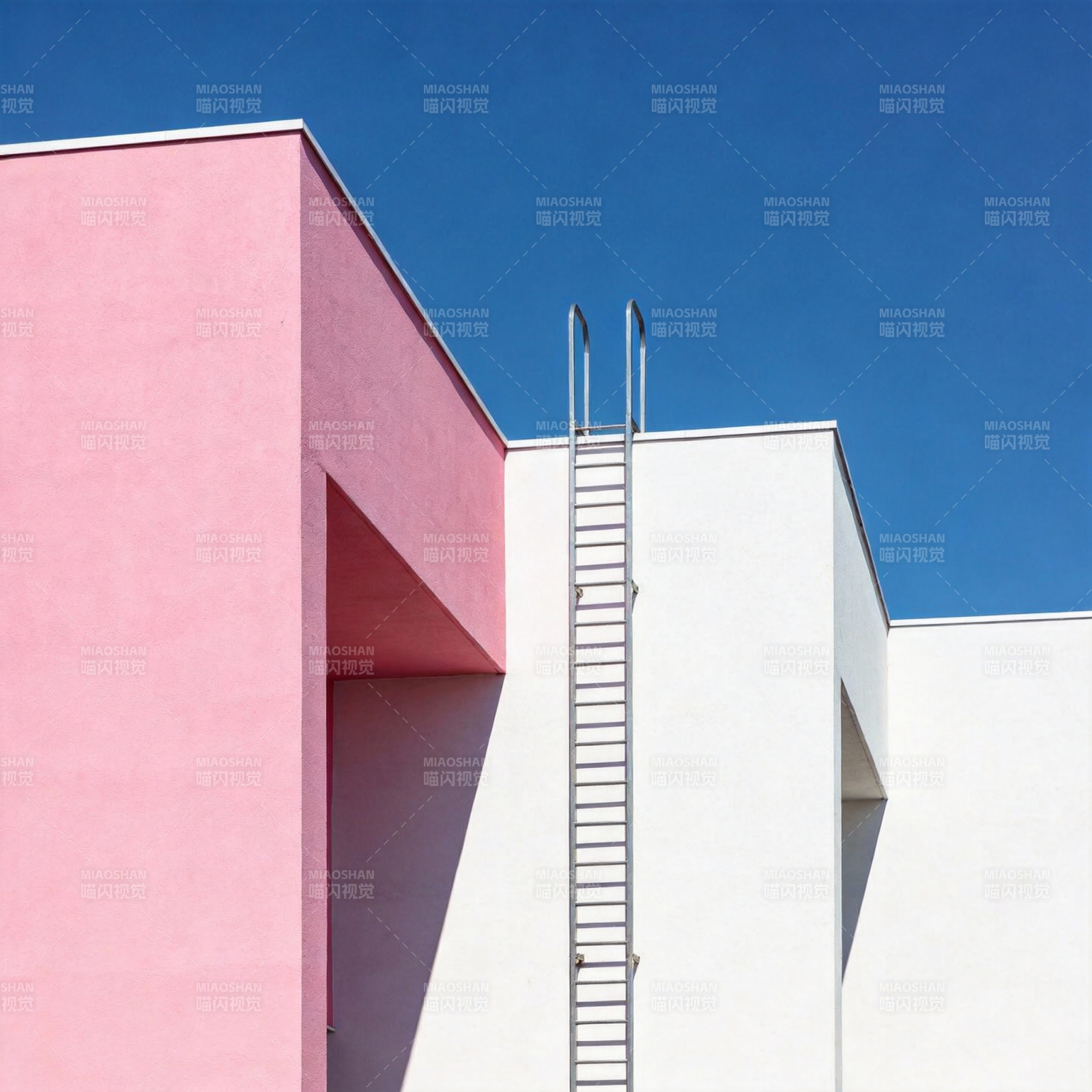 粉白建筑与梯子图片