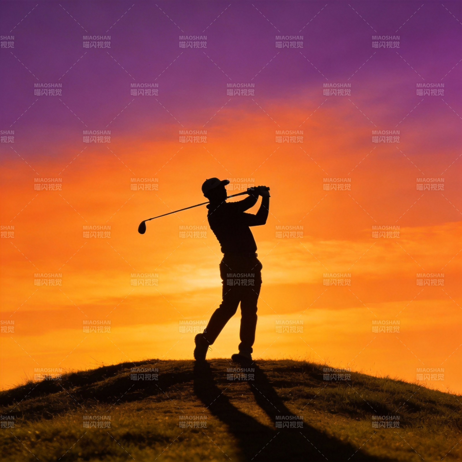 夕阳下的挥杆剪影图片