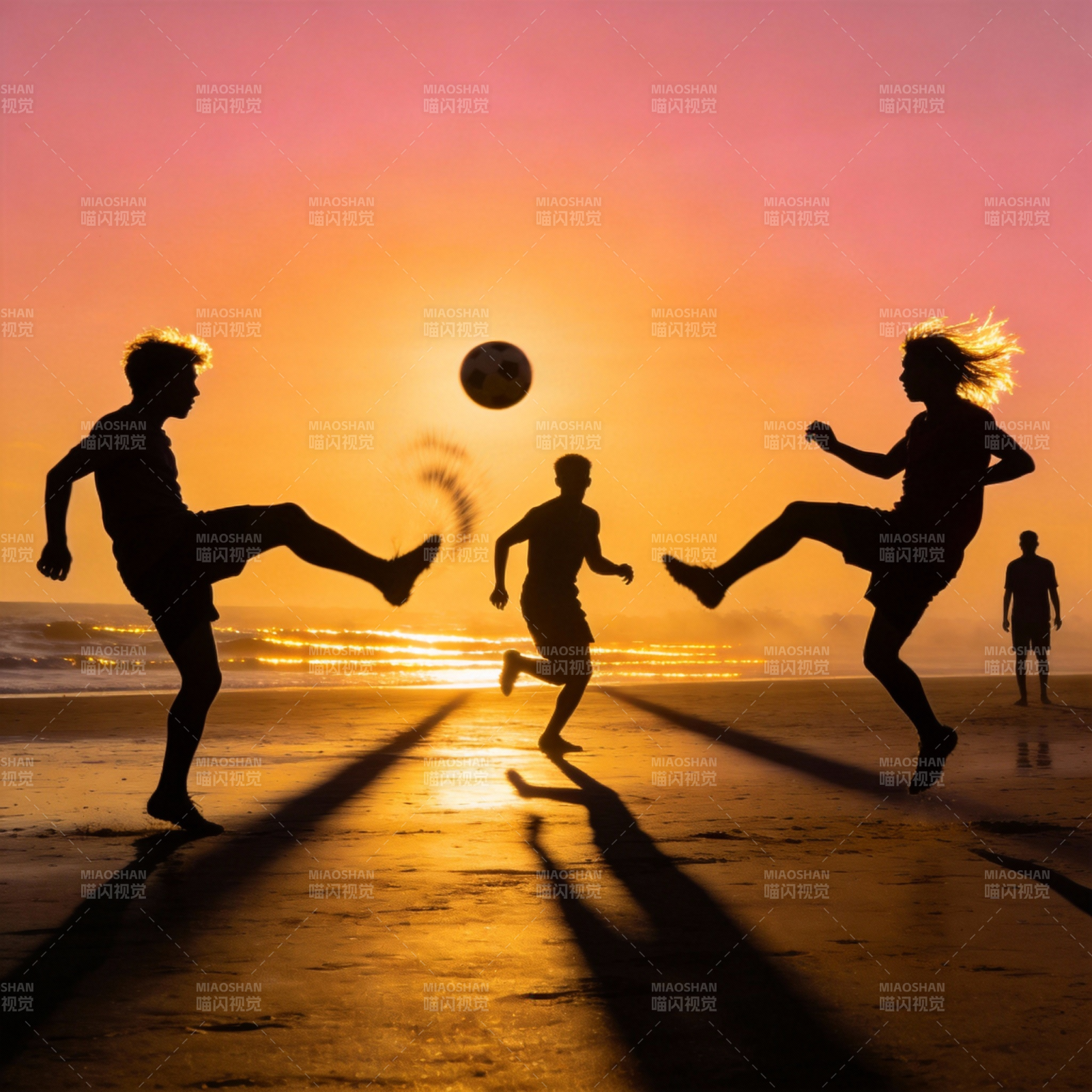 夕阳下的沙滩足球图片