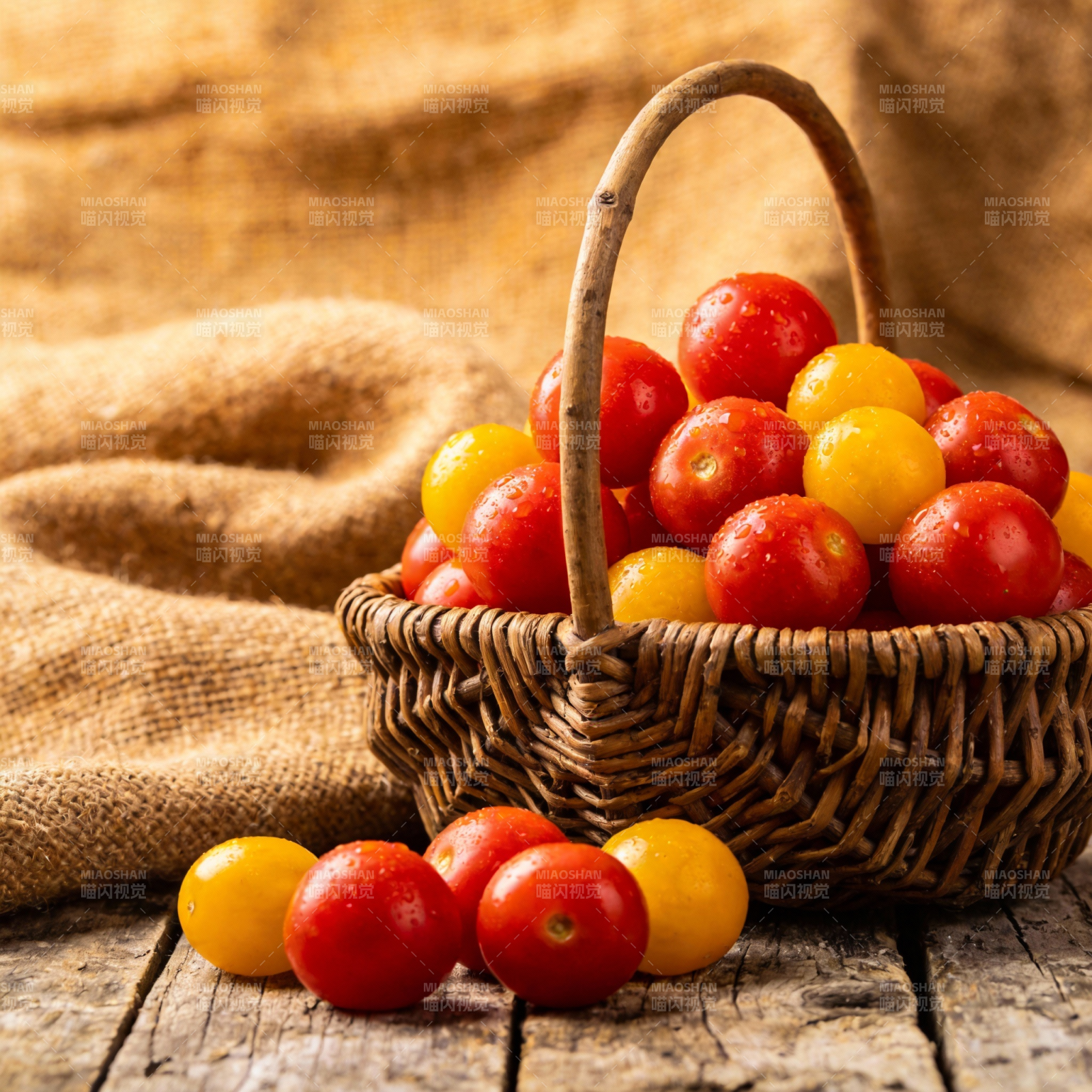 篮中红黄小番茄图片