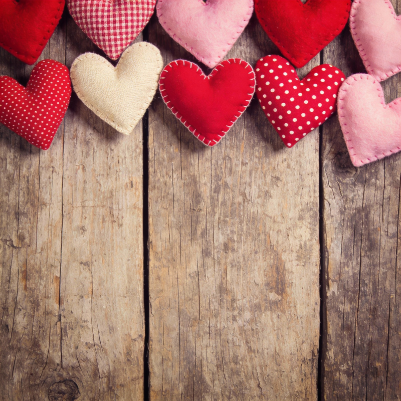 爱心挂饰木板背景图片