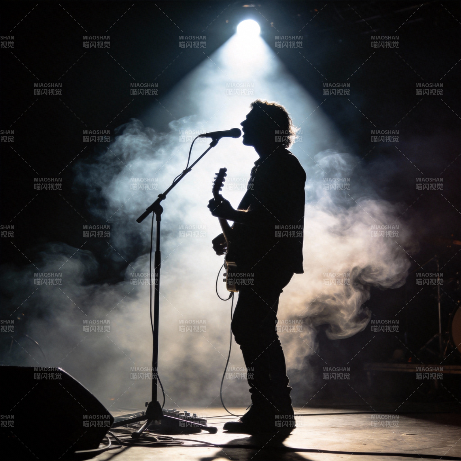 舞台上的剪影歌手图片