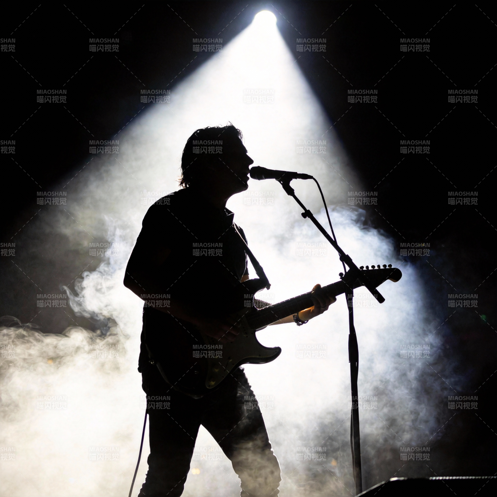 舞台剪影 吉他手演唱图片