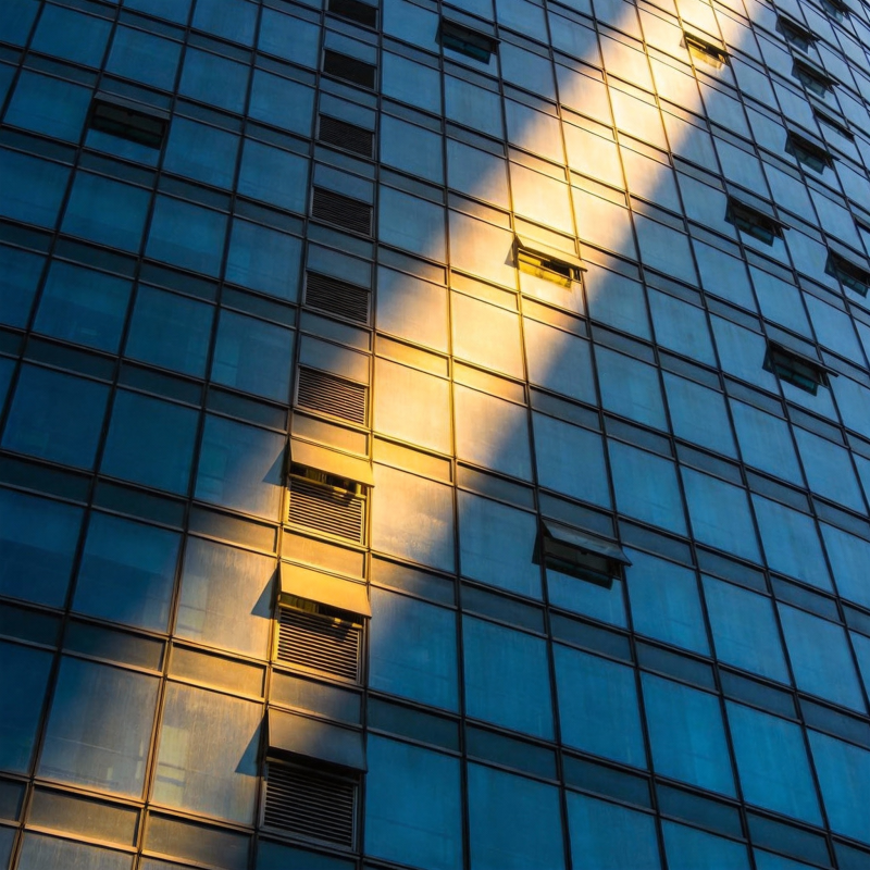 光影交错的摩天楼图片