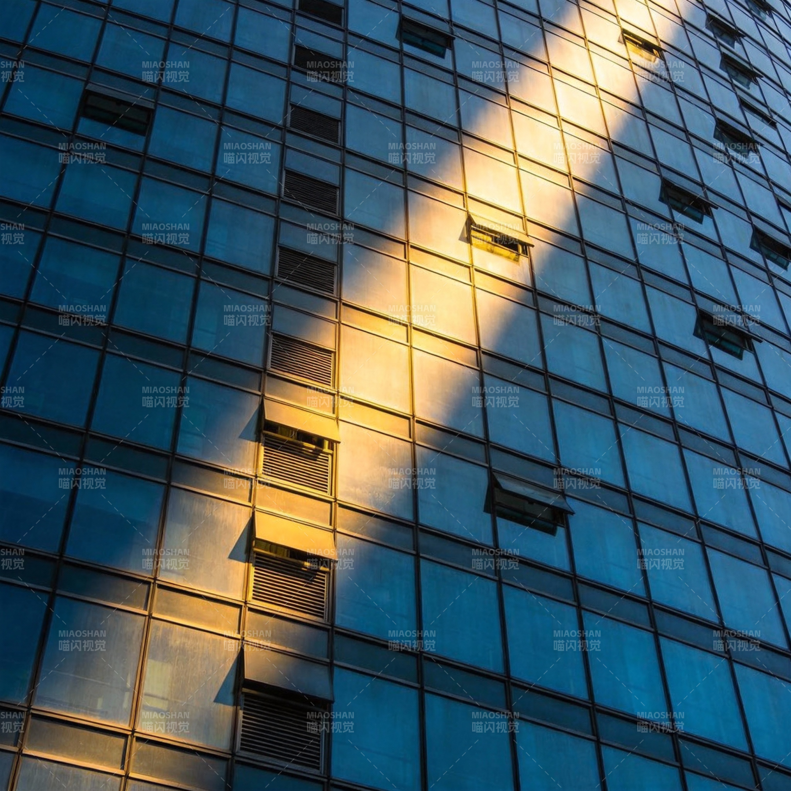 光影交错的摩天楼图片