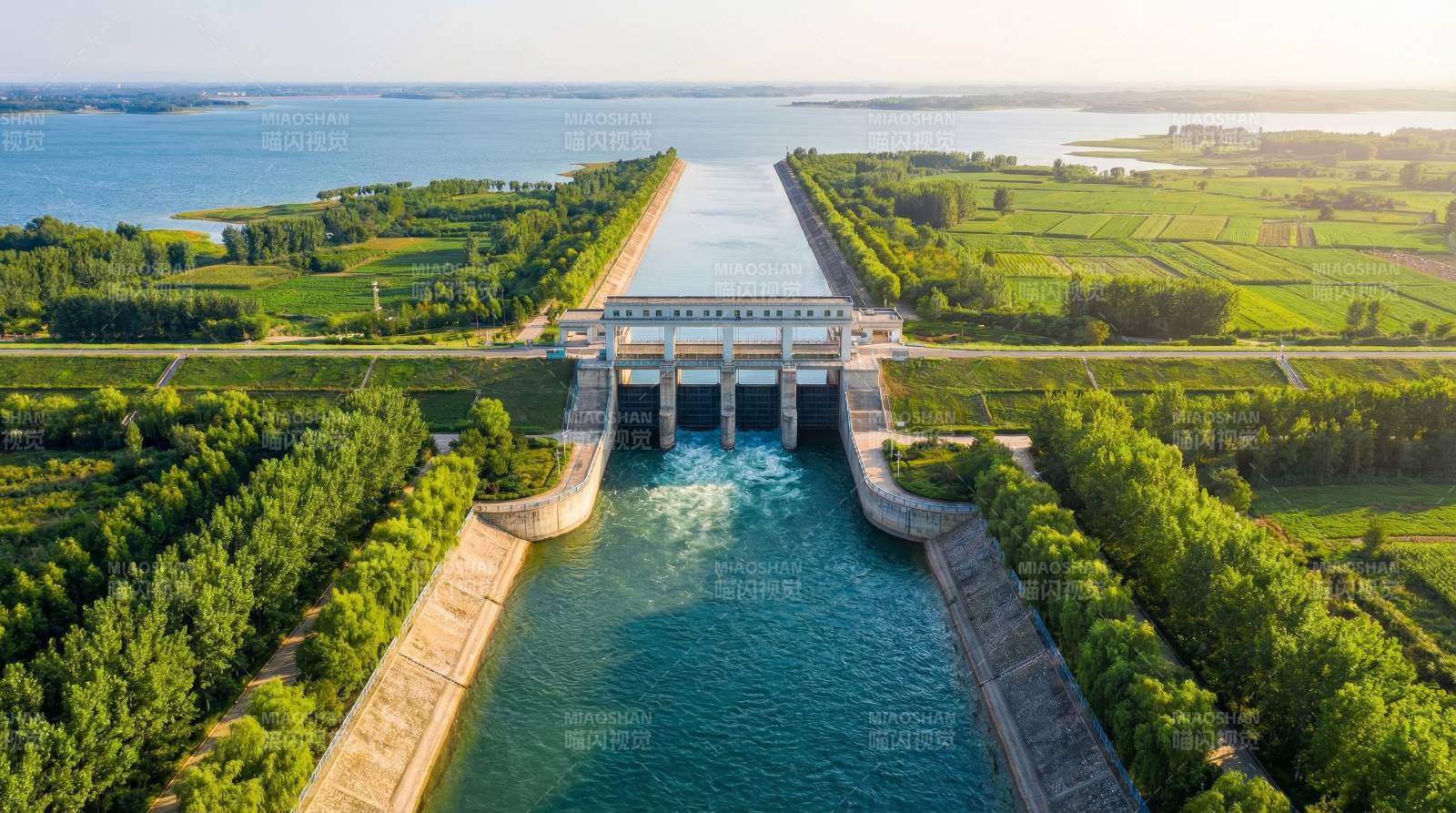 水坝泄洪图图片