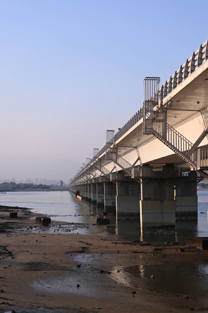 桥畔静谧湖水映天光图片