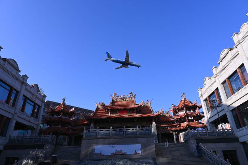 飞机飞掠过古庙的上空图片