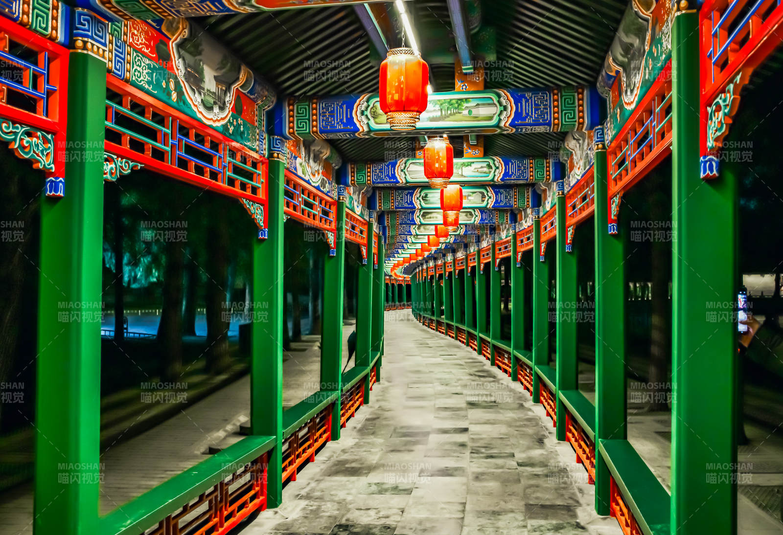 颐和园长廊夜景红灯映图片