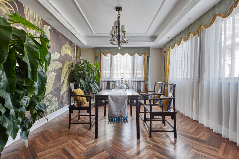 典雅餐厅绿植环绕图片