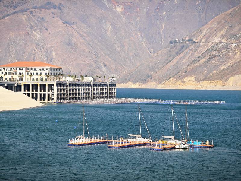 湖畔与帆船图片