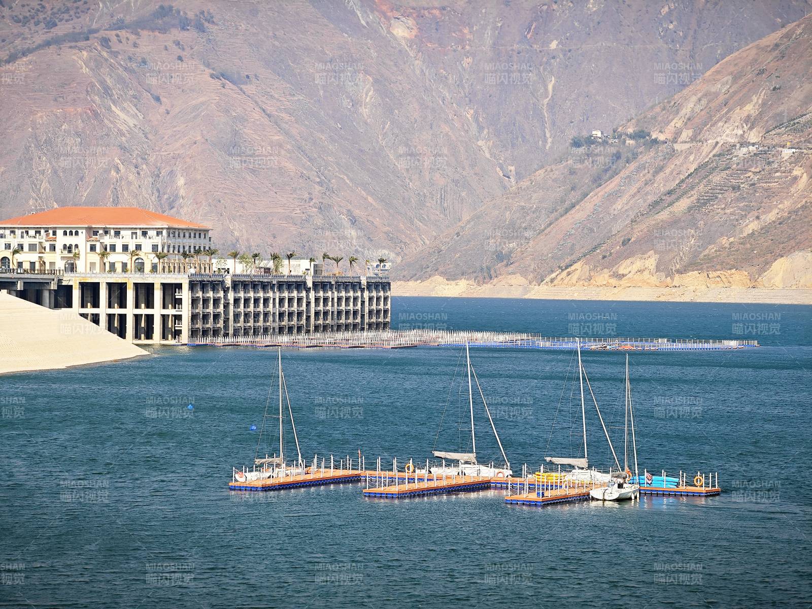 湖畔与帆船图片