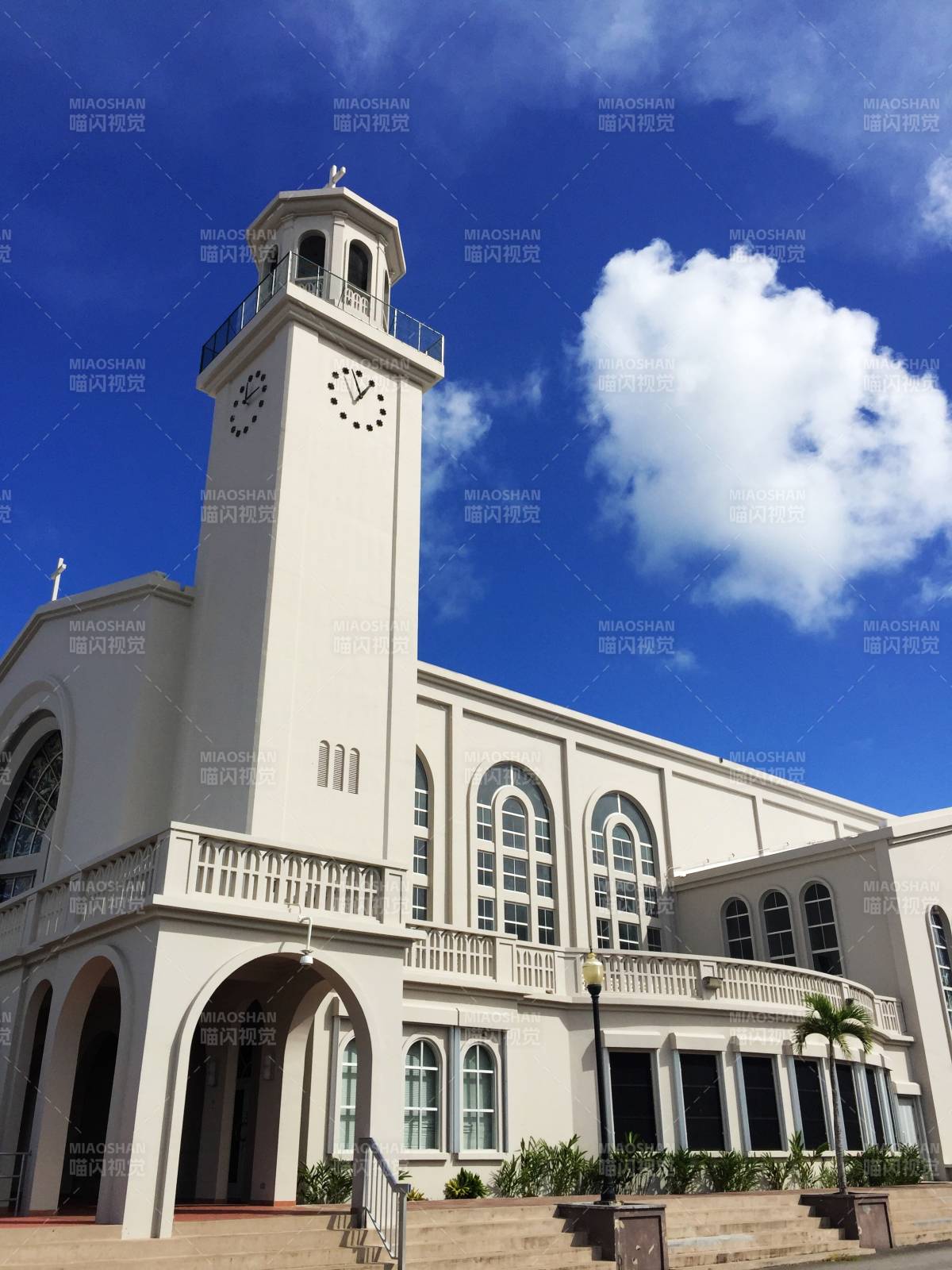 关岛钟楼建筑蓝天白云图片