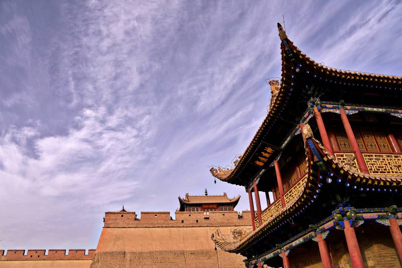 甘肃嘉峪关古建筑仰拍图片