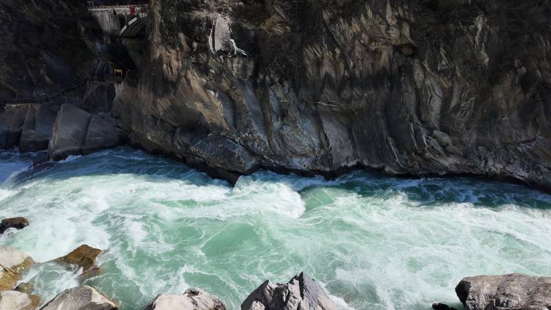 激流穿岩 水花飞溅 虎跳峡图片