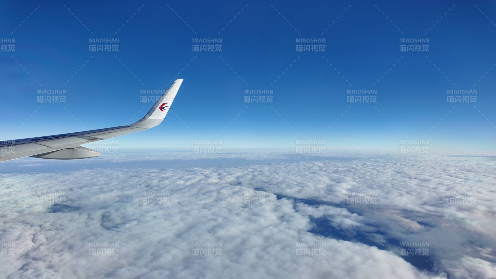 云海之上翱翔图片