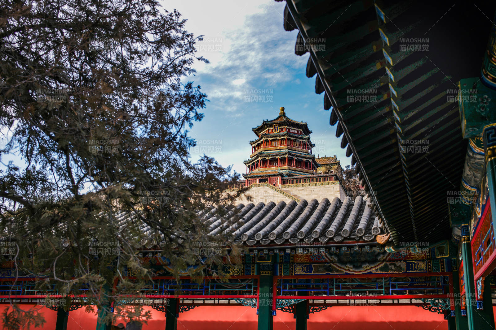 颐和园佛香阁 古塔映碧空图片