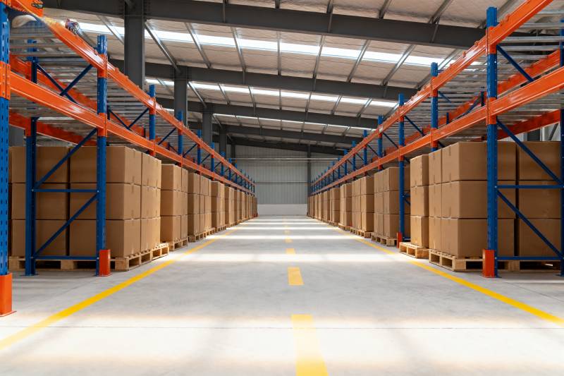 宽敞整洁的仓库内部图片