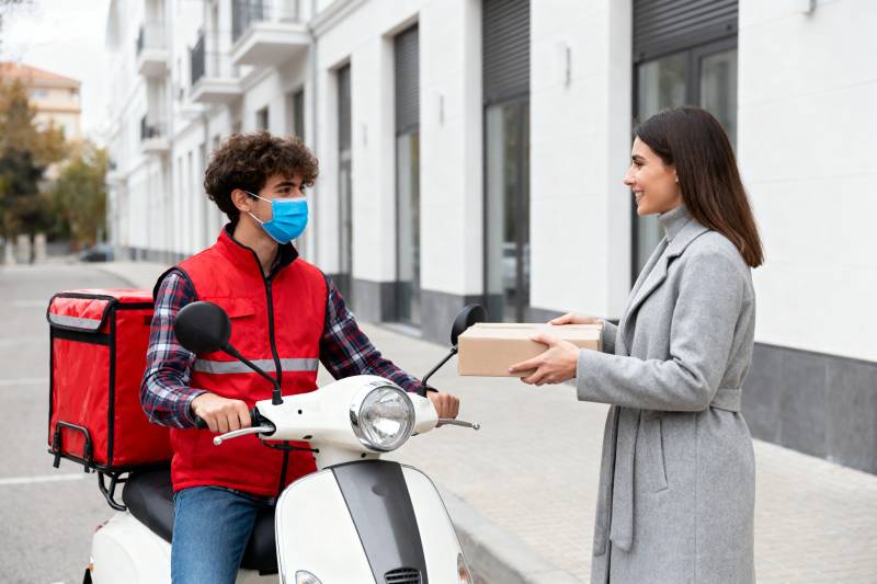 快递员送餐给顾客图片