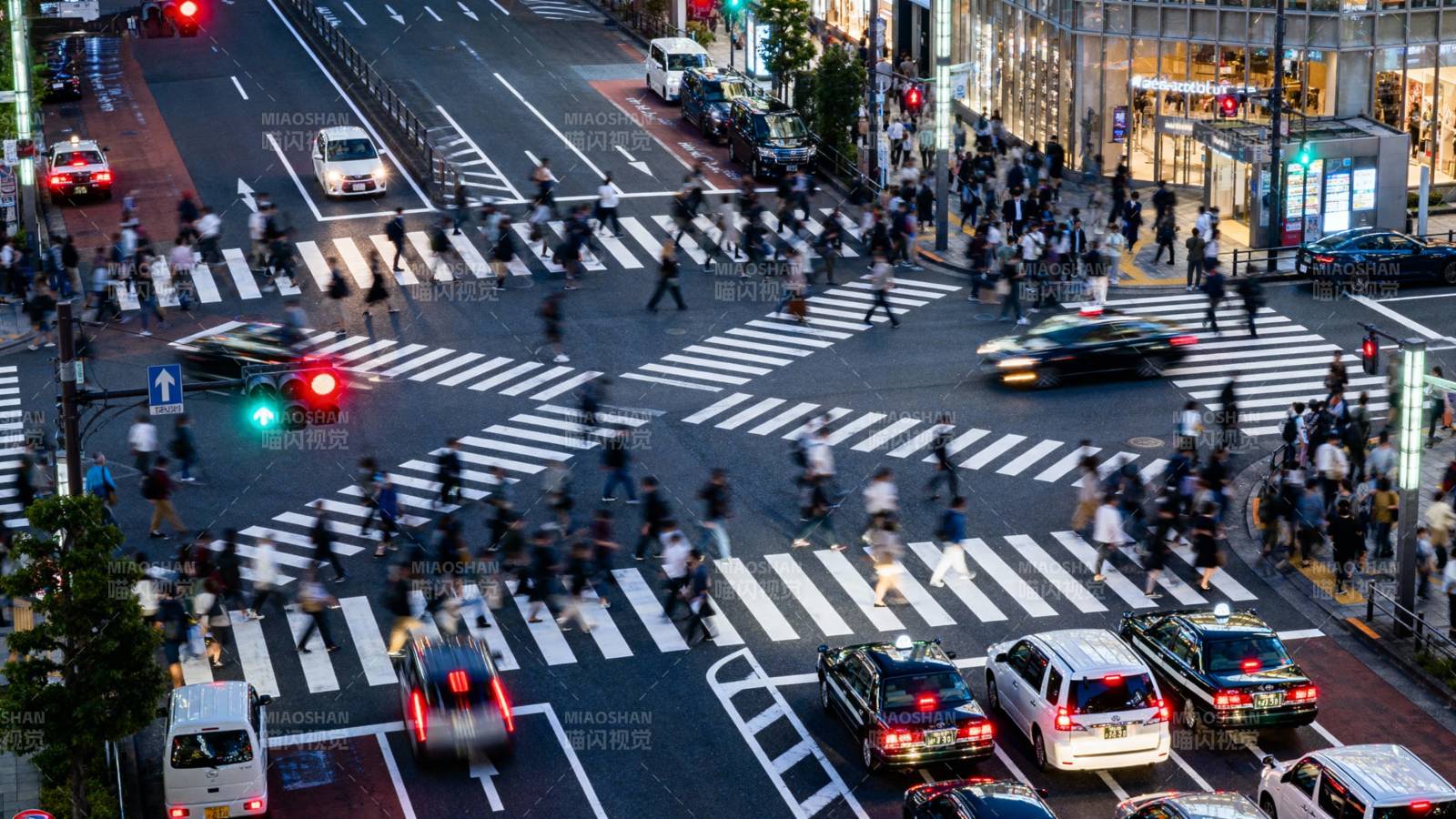 繁忙都市十字路口图片