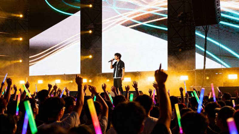 演唱会现场狂欢图片