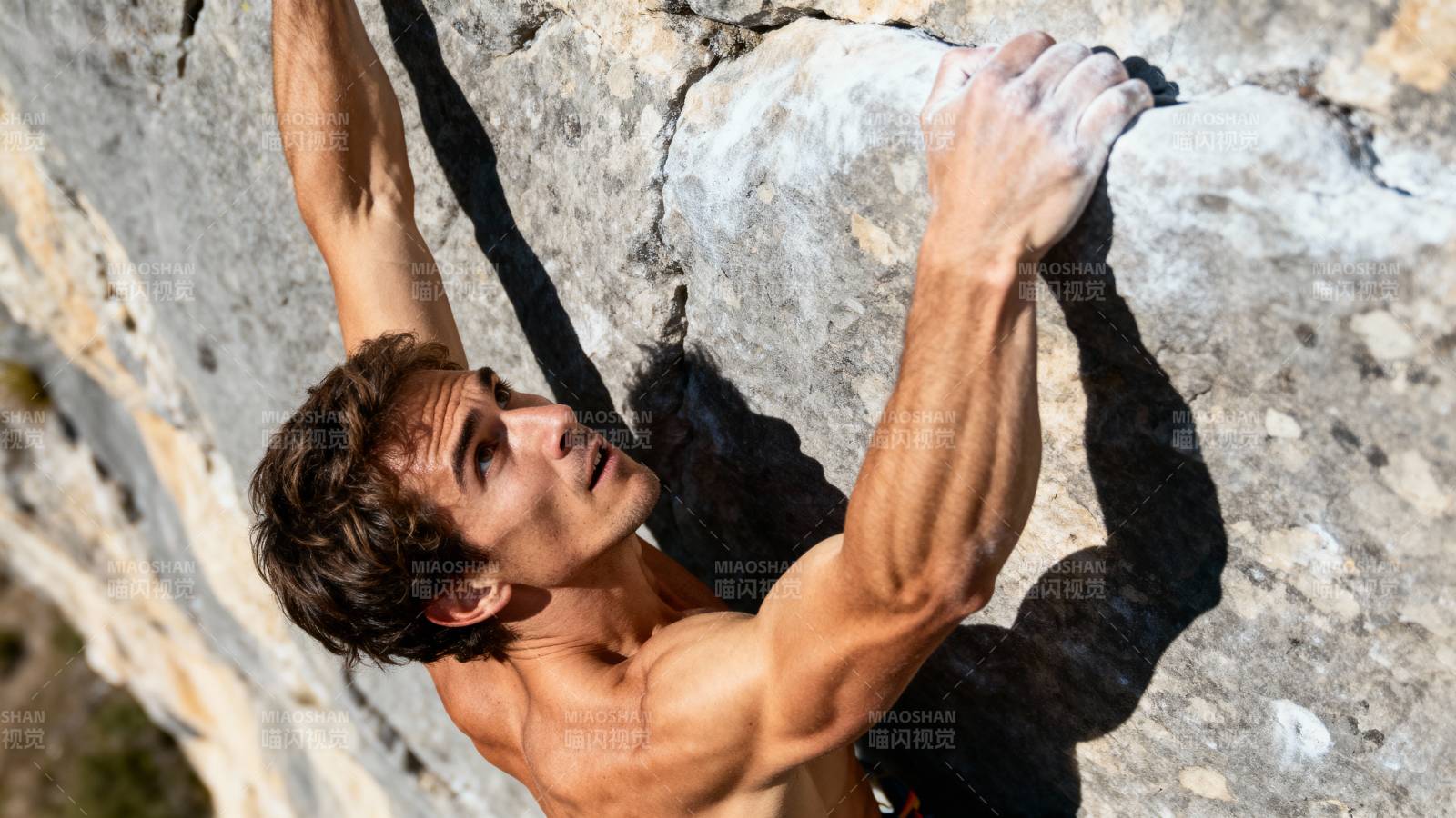 攀岩者奋力向上图片