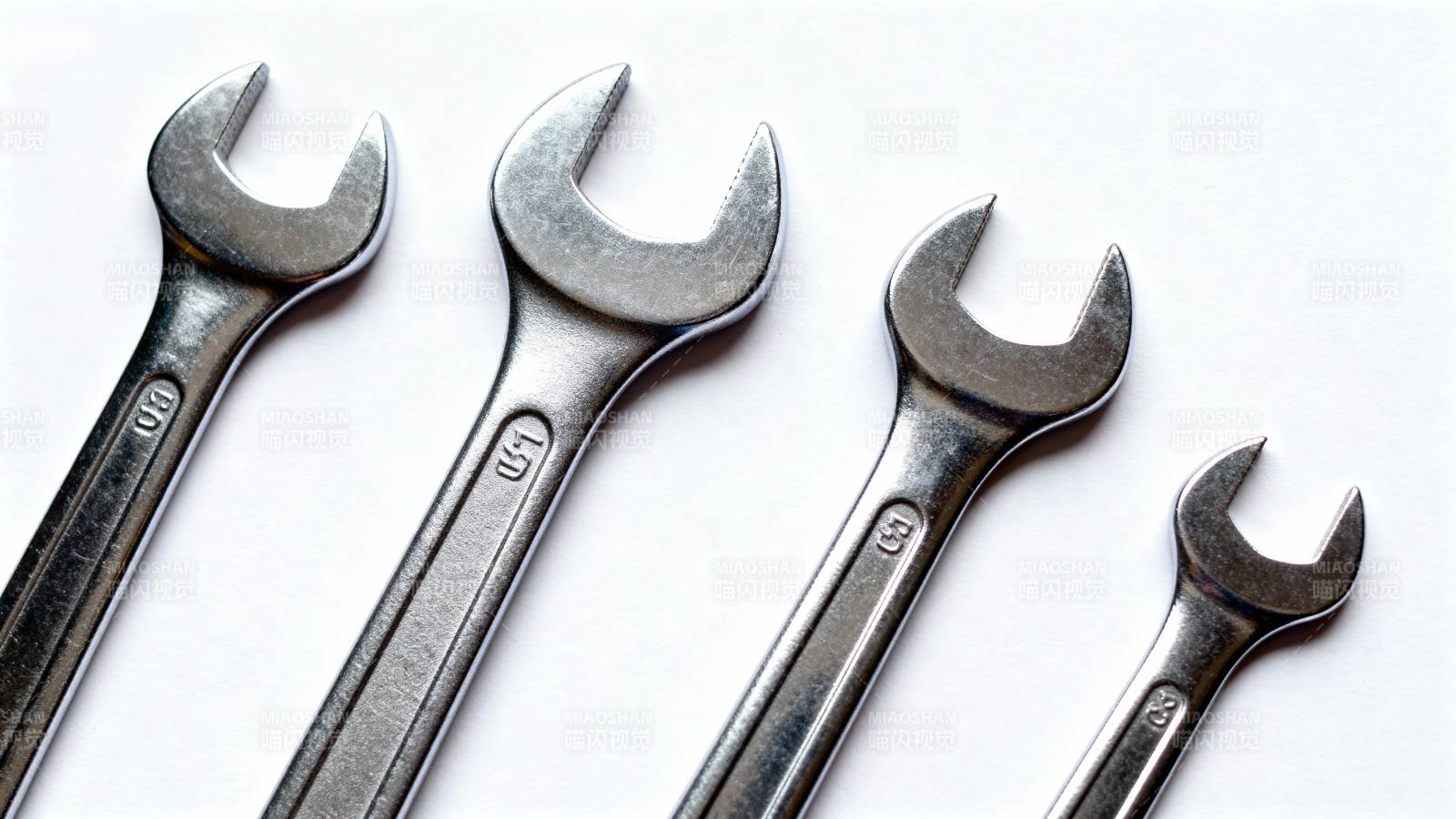 四种扳手排列展示图片