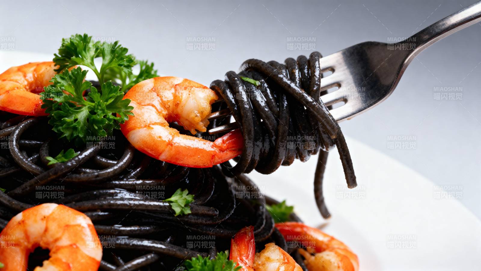 墨鱼意面配虾仁图片