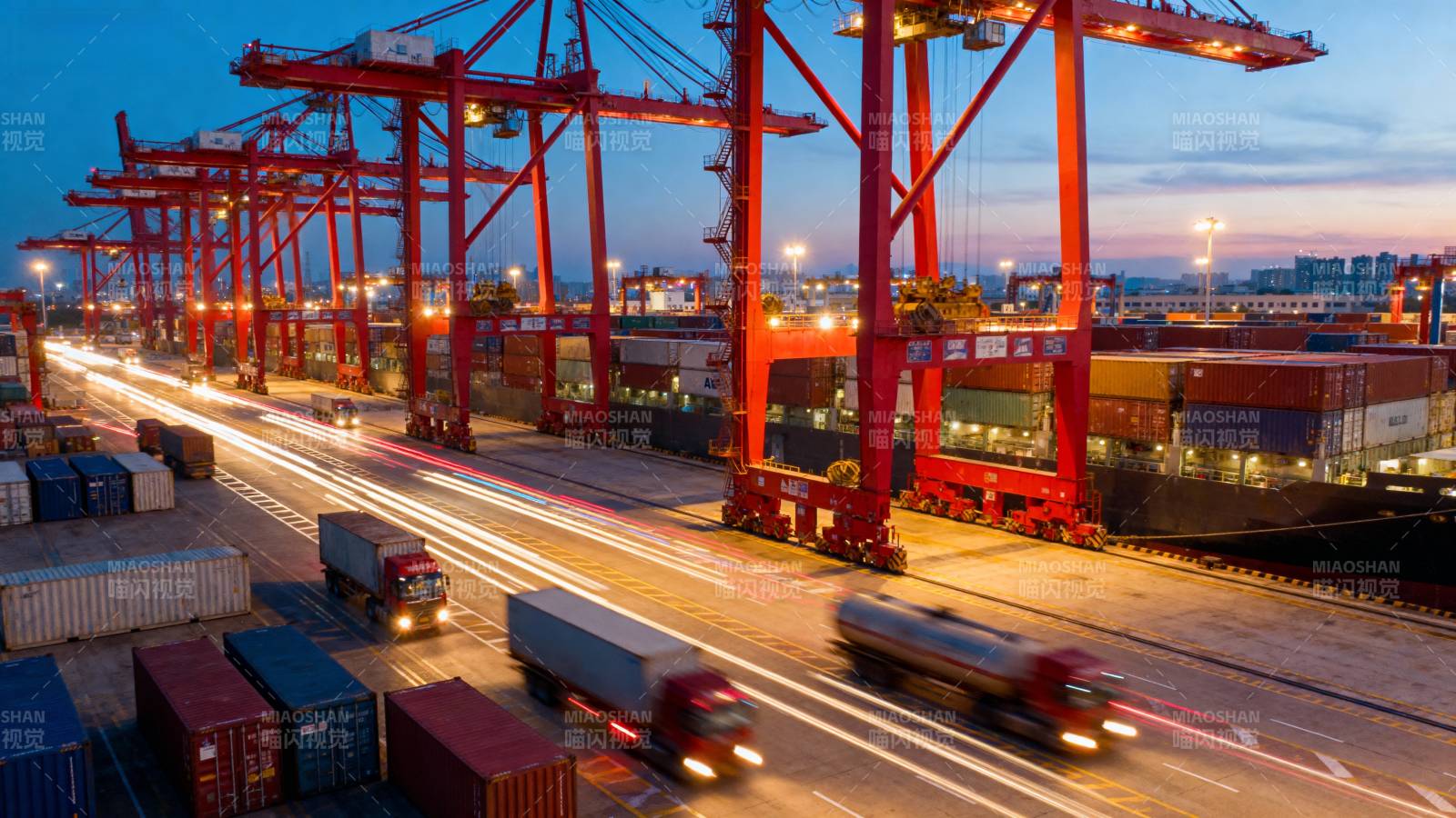 港口夜景繁忙装卸图片