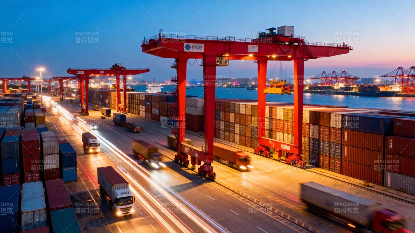 繁忙港口夜景图片