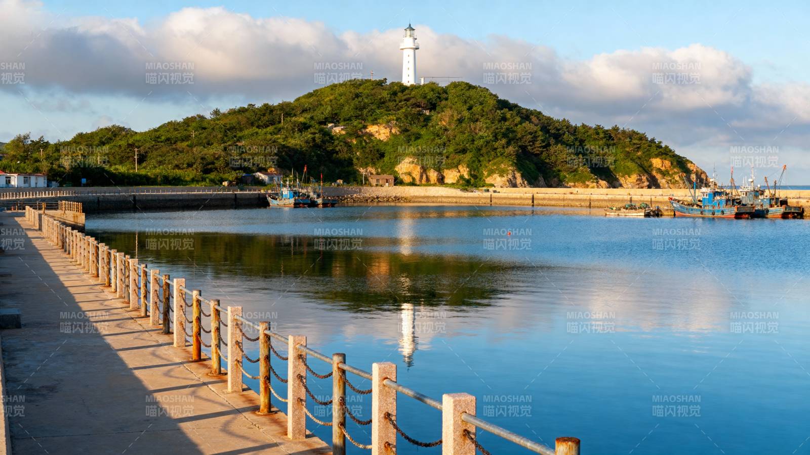 灯塔映水静谧港图片