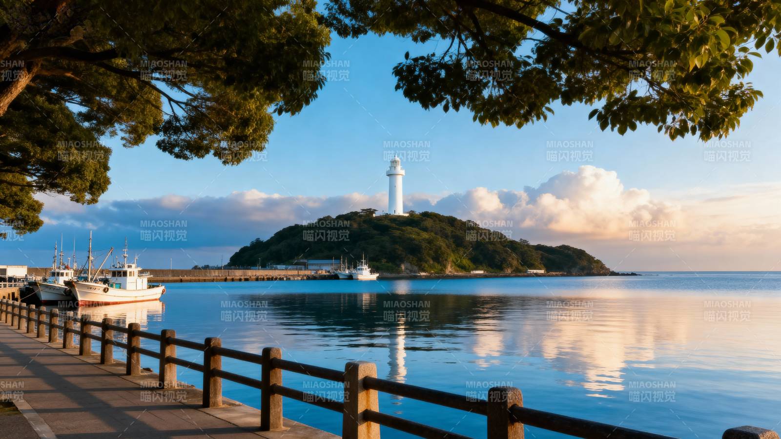 灯塔映水静谧景图片