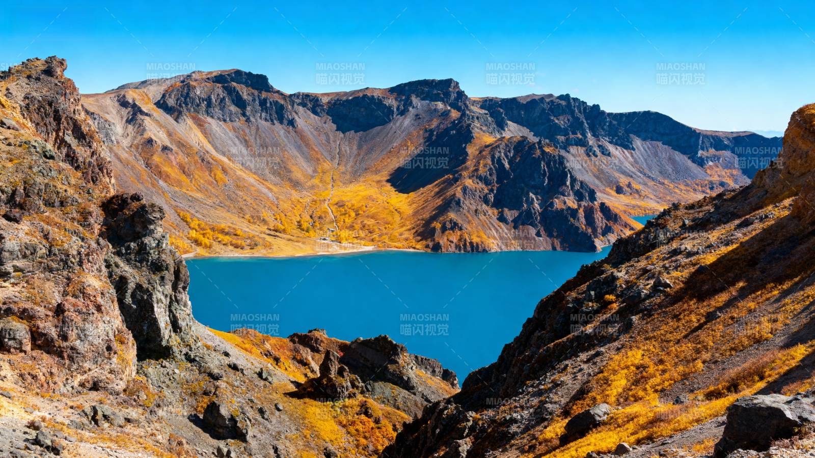 秋山碧湖美景图片