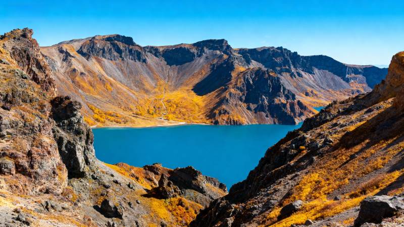 秋山碧湖美景图片