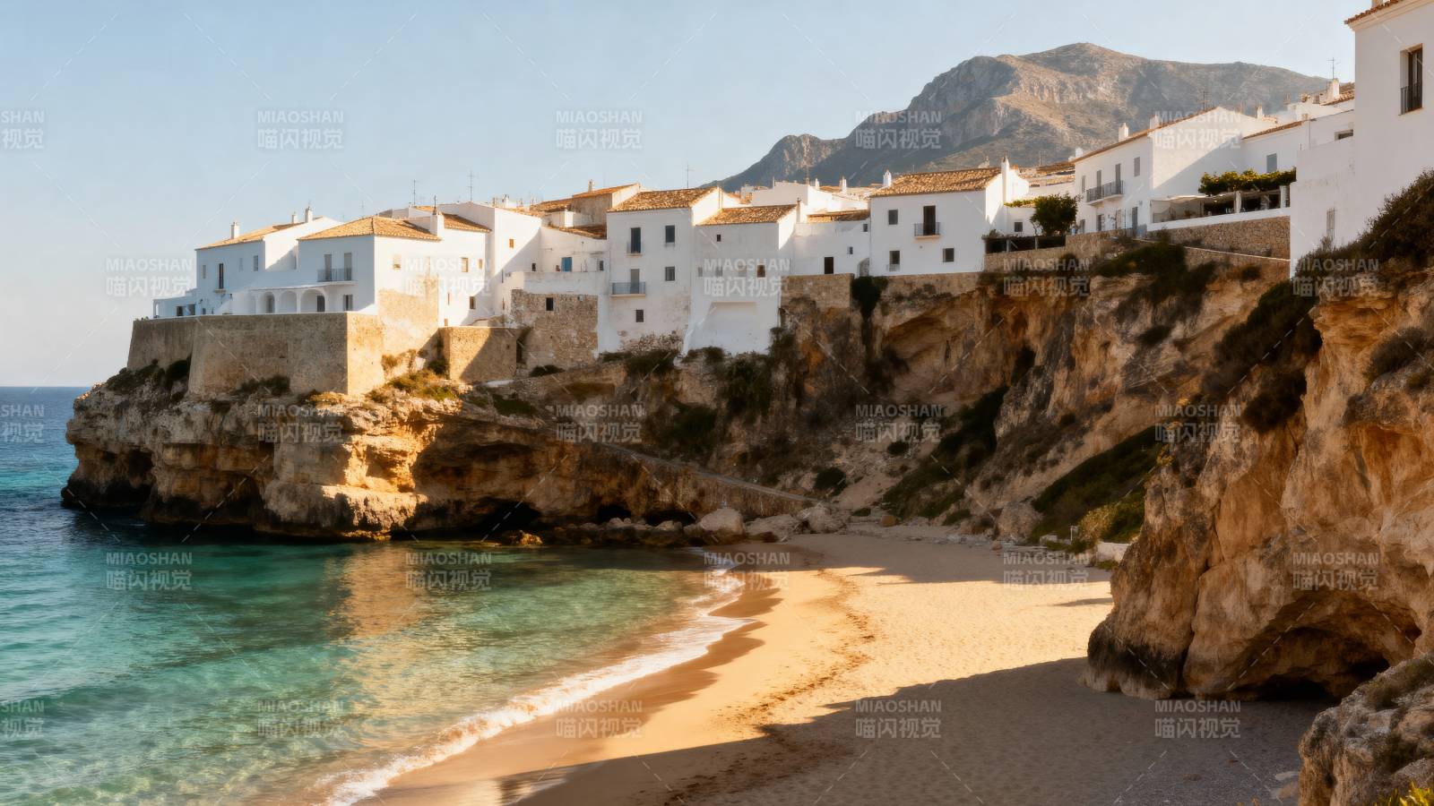 悬崖边的白色小镇图片