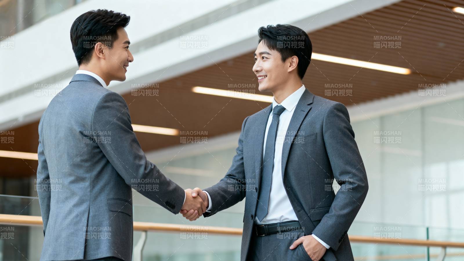 商务握手合作瞬间图片