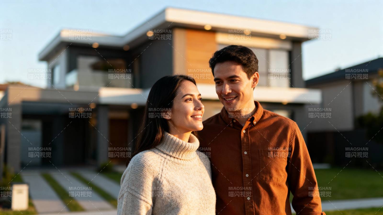 幸福夫妻新家前合影图片