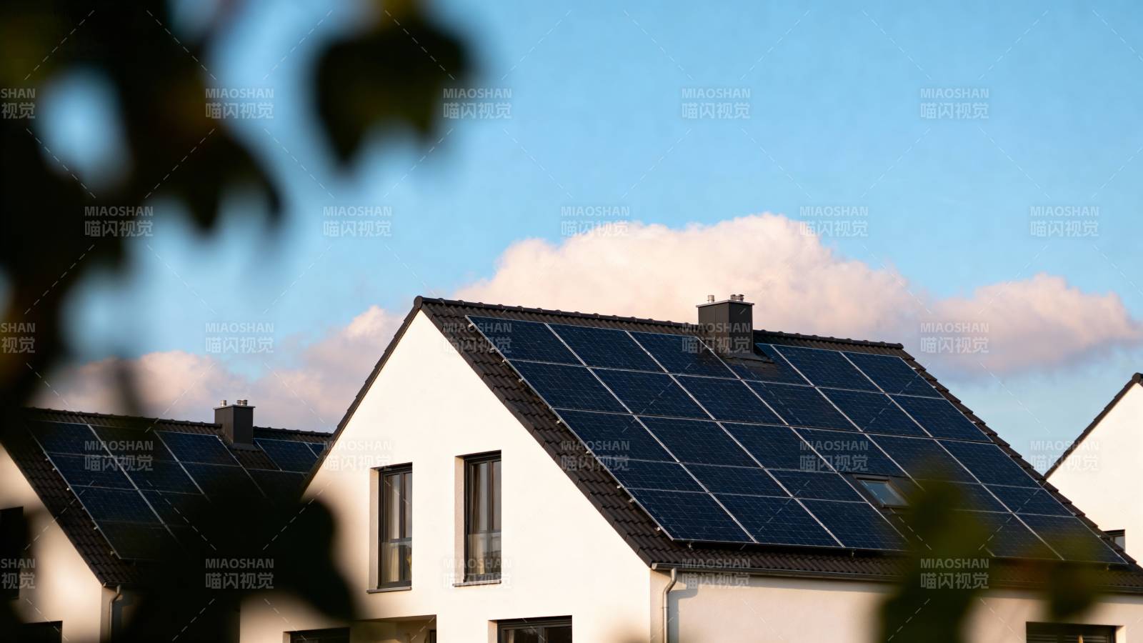 屋顶上的太阳能板图片