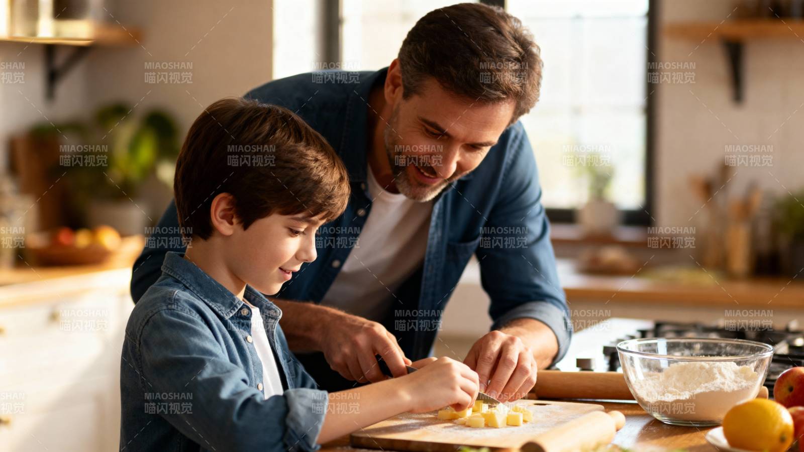 父子共做美食图片