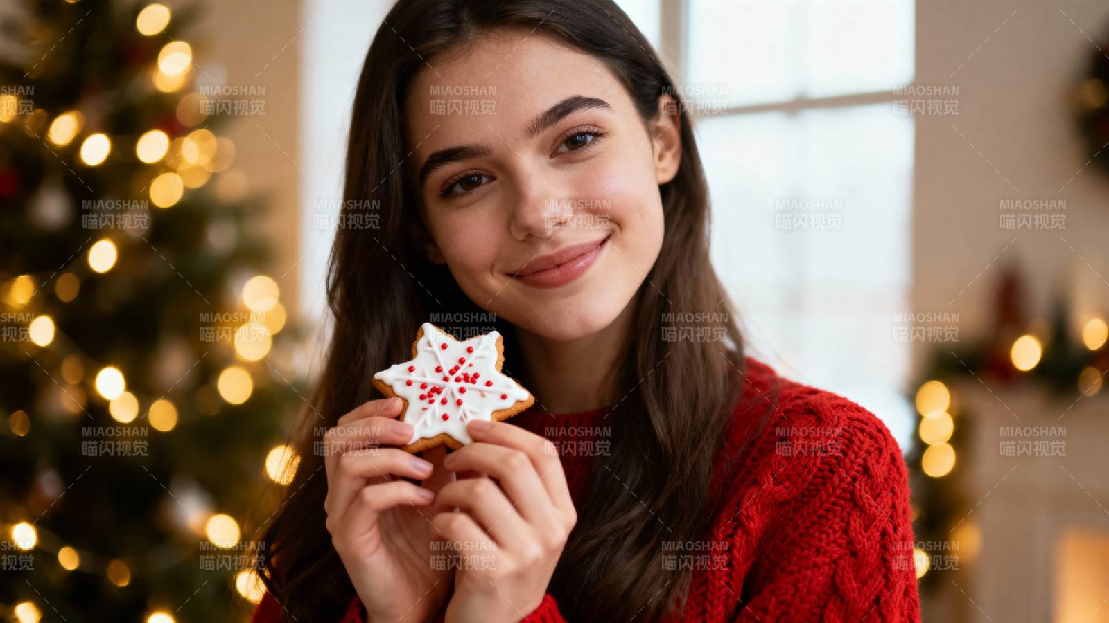 圣诞女孩手持糖霜饼干图片