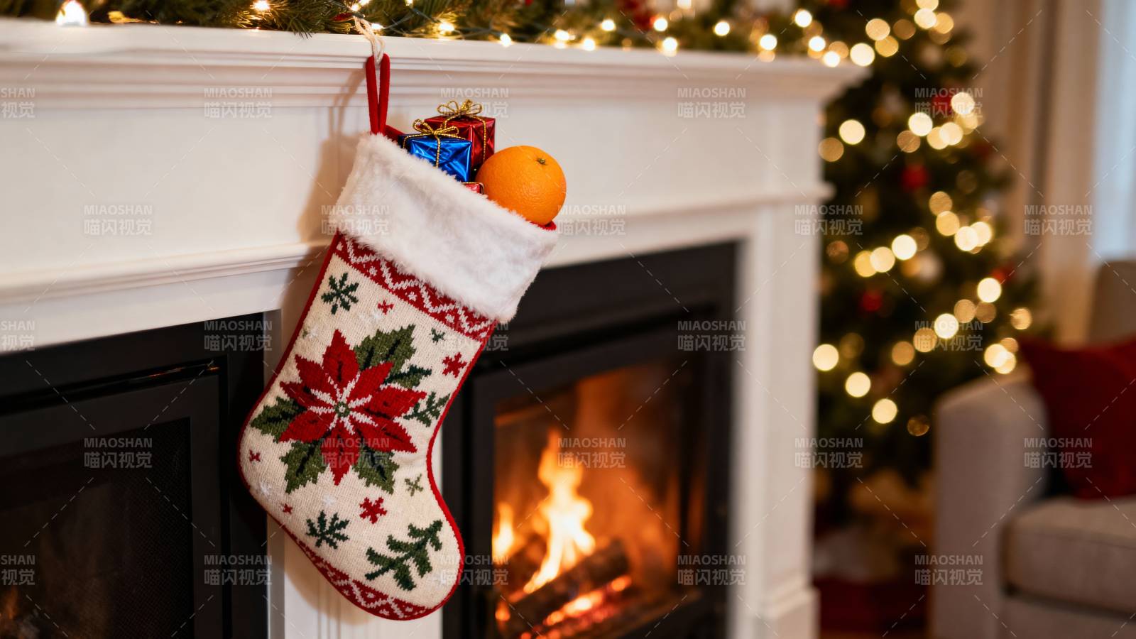圣诞袜挂壁炉旁图片