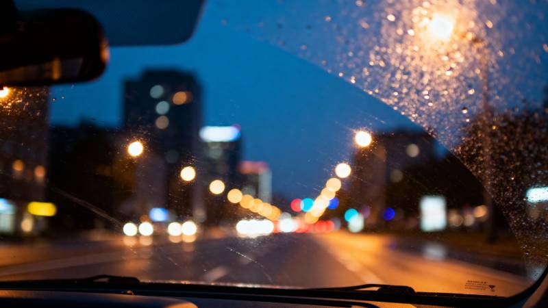 雨夜行车 灯火阑珊图片